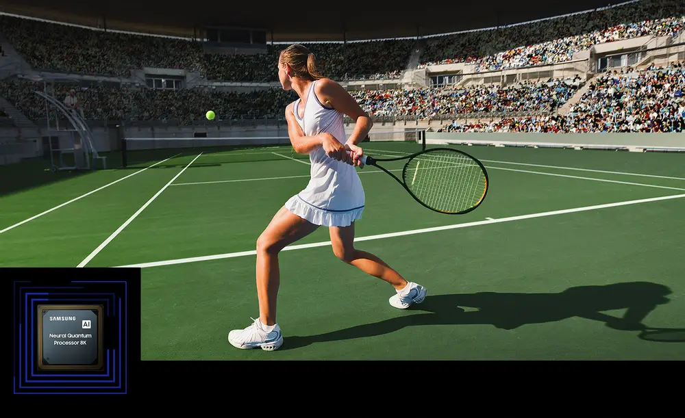 O femeie joaca tenis in fata unei multimi mari.  Procesorul Neo Quantum 8K este afisat in coltul din stanga jos.