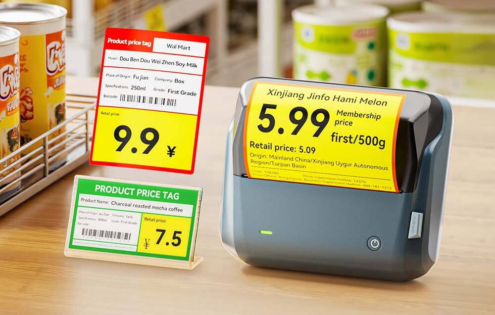 O imprimantă termică albastră tipărește o etichetă de preț mare pentru fructele Xinjiang Hami Melon, alte etichete ale magazinului alimentar sunt vizibile lângă aceasta