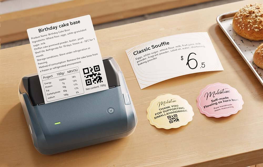 Imprimanta termică albastră imprimă eticheta detaliată a ingredientelor tortului, alte etichete de preț și produse de patiserie se află în apropiere
