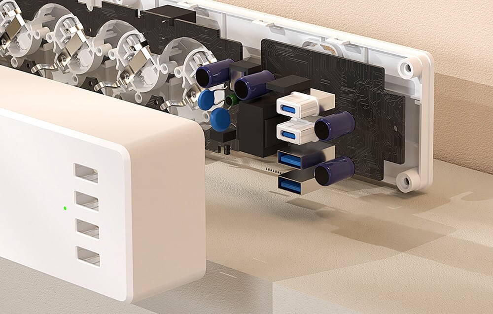 Vedere interioară a benzii de alimentare cu electronice expuse și prize USB și componente de protecție la supratensiune