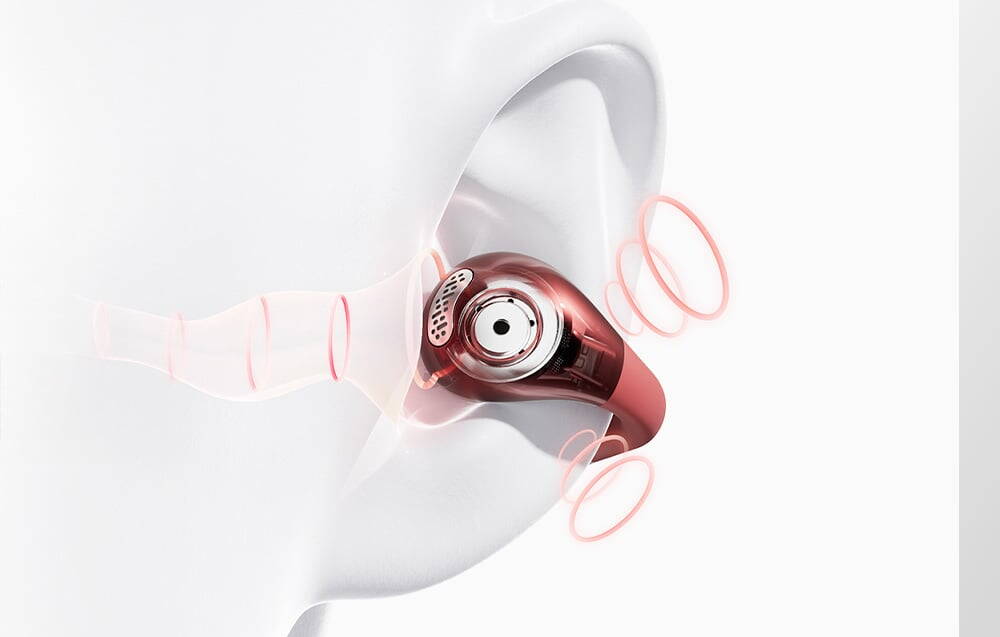 Prim plan al unei căști QCY roșii plasate în ureche, cu vizualizarea fluxului sonor