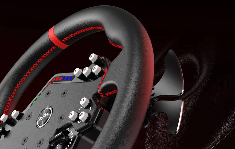 Prim plan al volanului PXN cu suprafață texturată, cusături roșii și butoane și padele vizibile