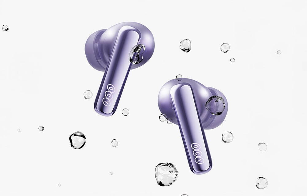 Două căști wireless violet înconjurate de picături de apă pe un fundal alb