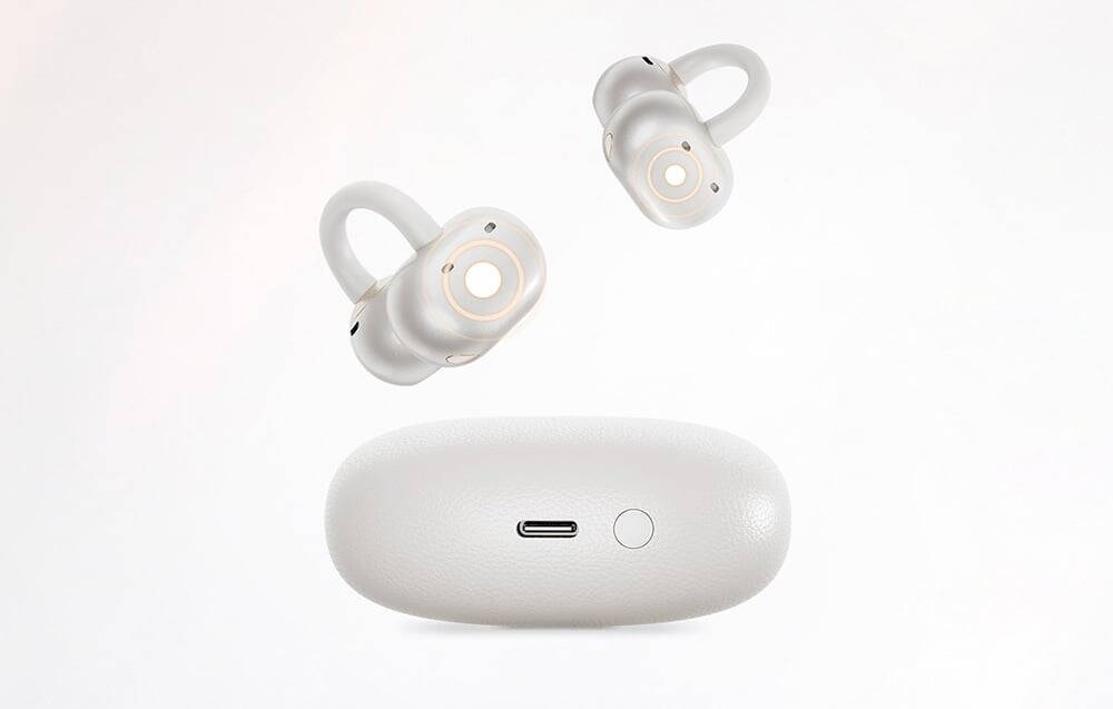 Białe słuchawki bezprzewodowe unoszą się nad białym etui z widocznym portem ładowania USB-C